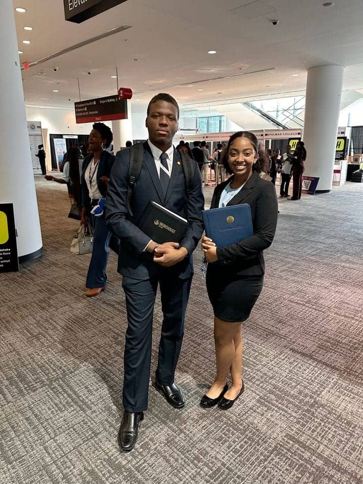 Deux conseillers en tenue formelle traversant un hall d’aéroport