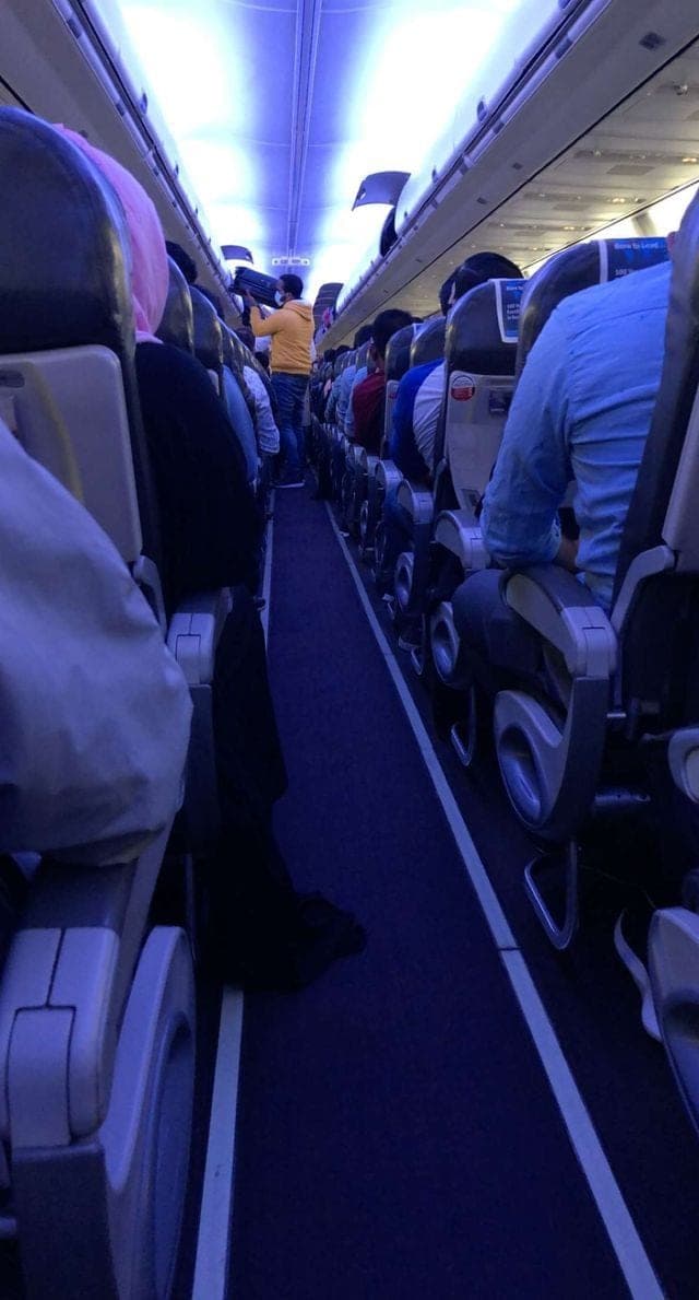 Intérieur d’une cabine d’avion peu avant le décollage
