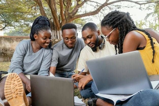 Groupe d’étudiants travaillant ensemble sur leurs candidatures