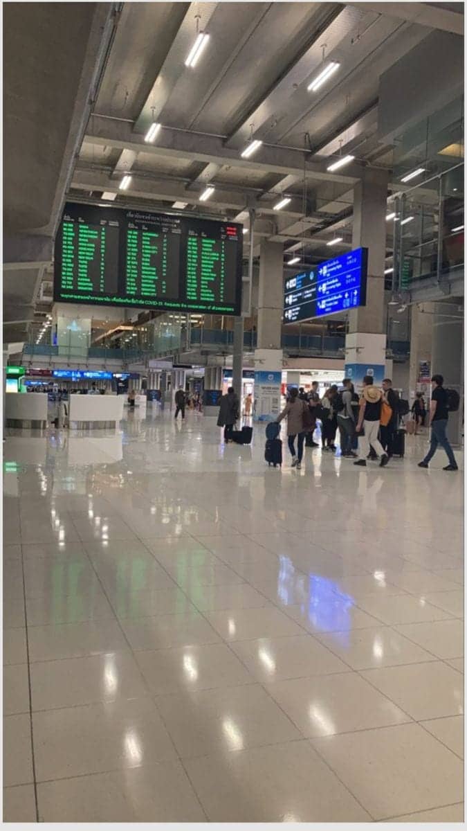 Voyageurs traversant le hall des départs d'un aéroport international
